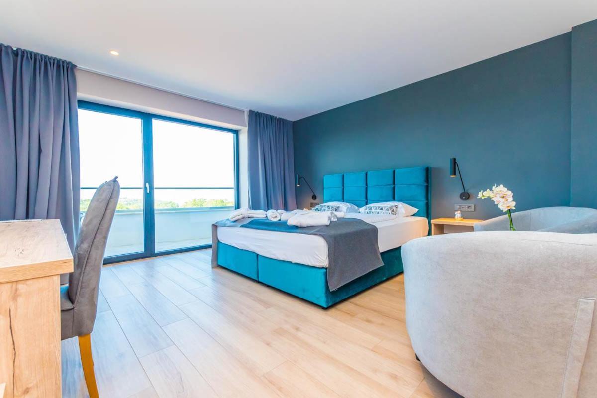 Hotel Delfin Lanterna Tar-Vabriga 外观 照片