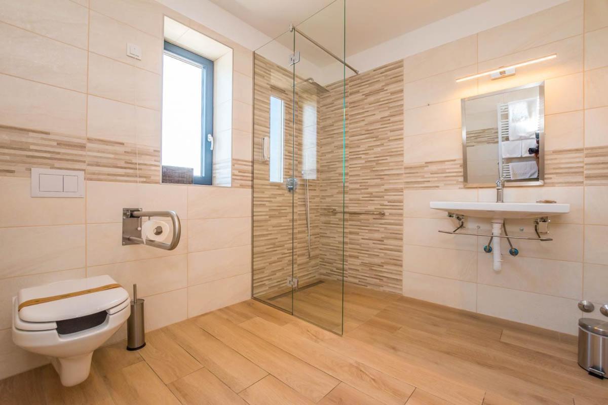 Hotel Delfin Lanterna Tar-Vabriga 外观 照片
