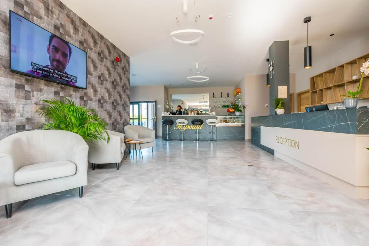 Hotel Delfin Lanterna Tar-Vabriga 外观 照片