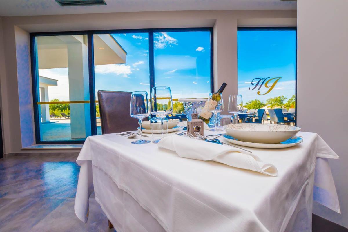 Hotel Delfin Lanterna Tar-Vabriga 外观 照片