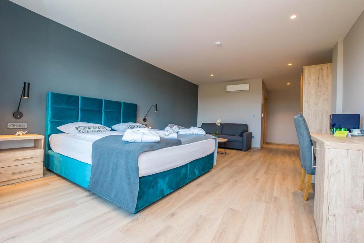 Hotel Delfin Lanterna Tar-Vabriga 外观 照片