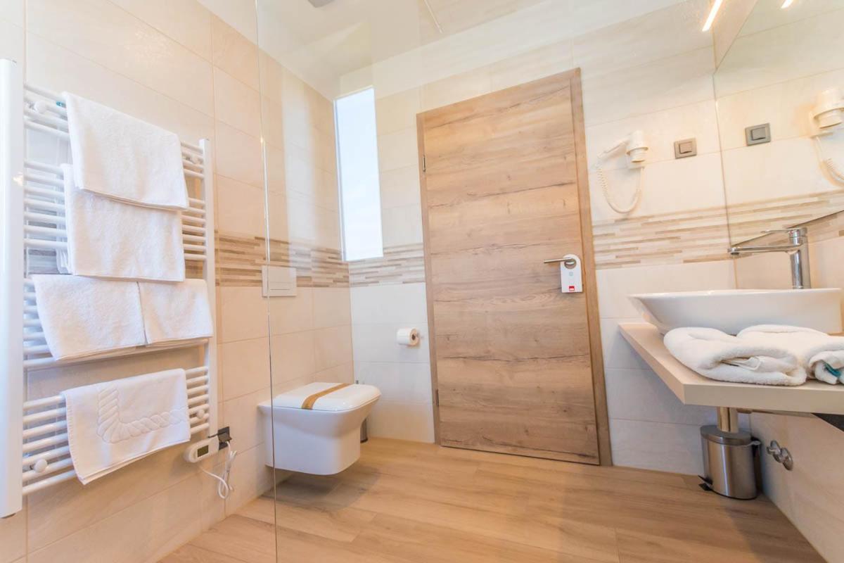Hotel Delfin Lanterna Tar-Vabriga 外观 照片