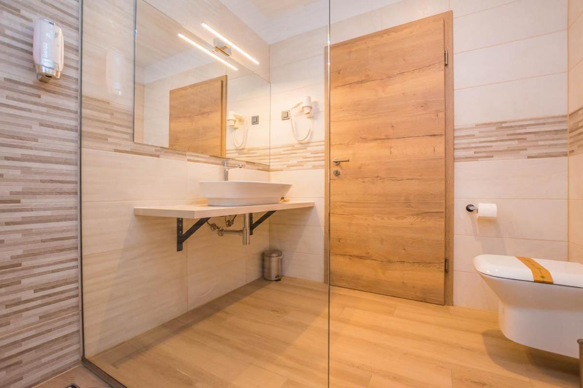 Hotel Delfin Lanterna Tar-Vabriga 外观 照片