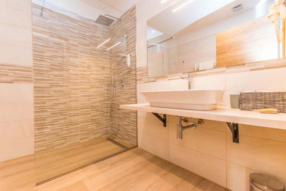 Hotel Delfin Lanterna Tar-Vabriga 外观 照片