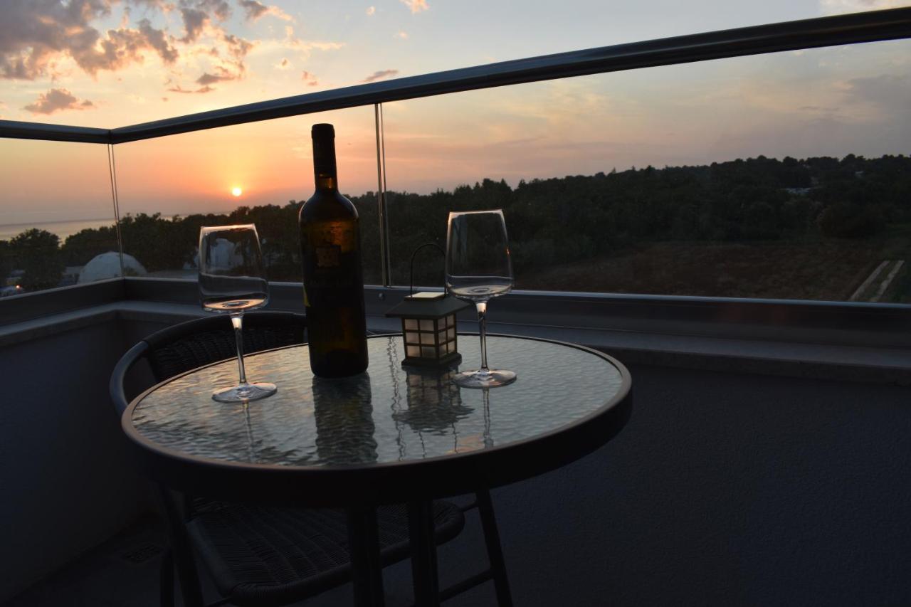 Hotel Delfin Lanterna Tar-Vabriga 外观 照片