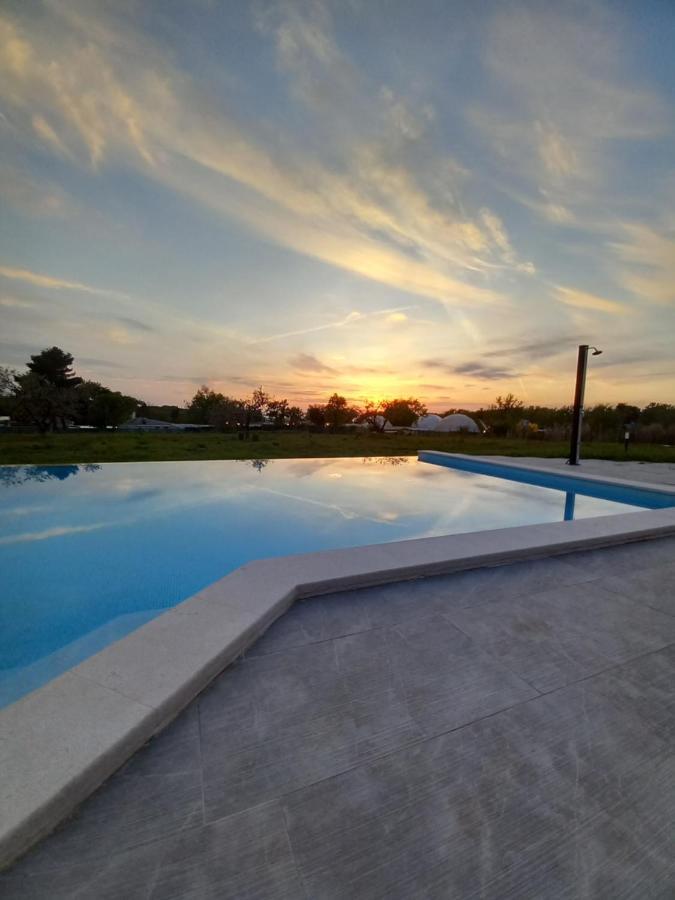 Hotel Delfin Lanterna Tar-Vabriga 外观 照片