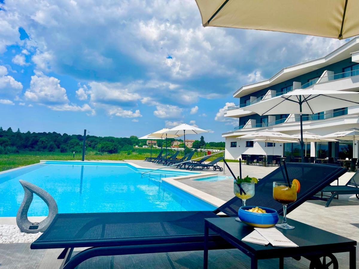 Hotel Delfin Lanterna Tar-Vabriga 外观 照片